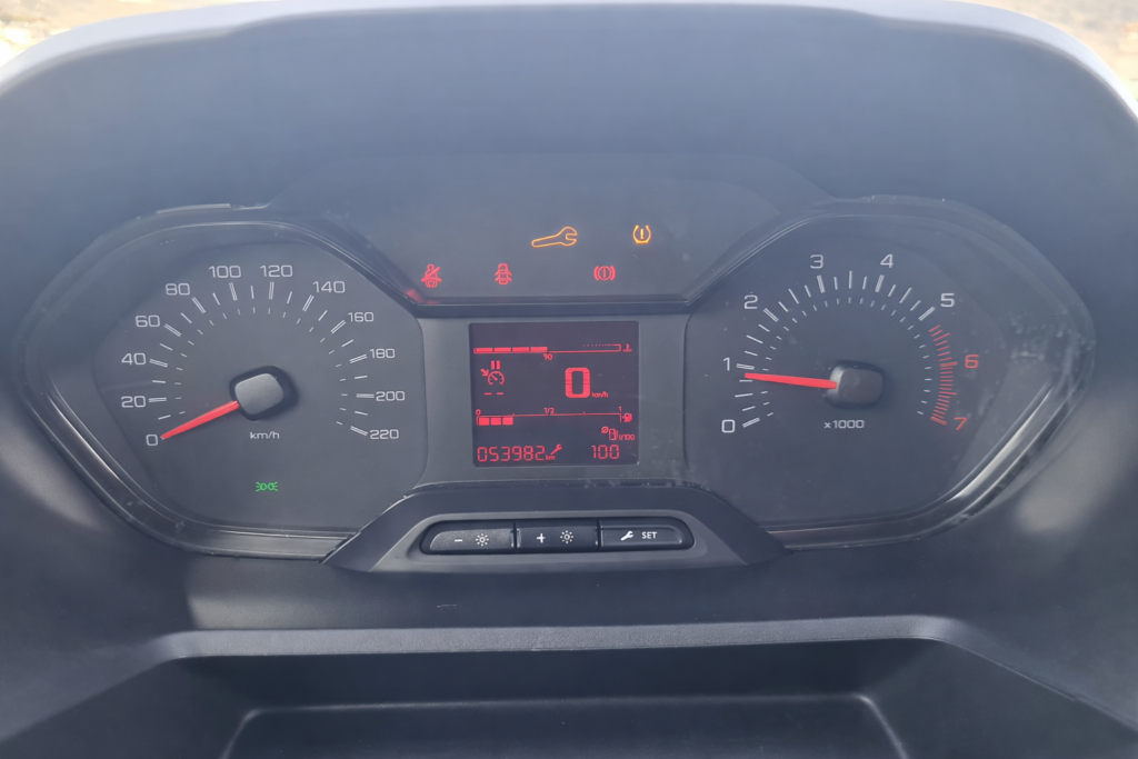 Cuadro de instrumentos de Peugeot Partner de segunda mano con display digital y marcadores en cabina FurgoPro