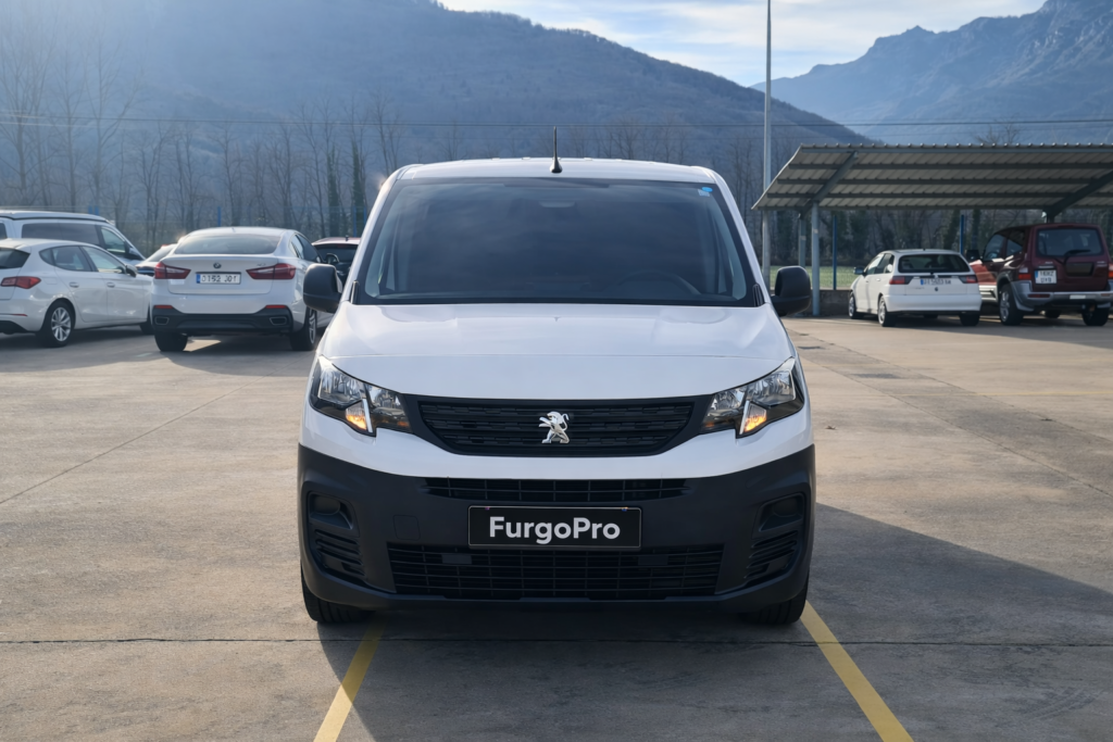Peugeot Partner blanca de segunda mano vista frontal en parking exterior lista para trabajar