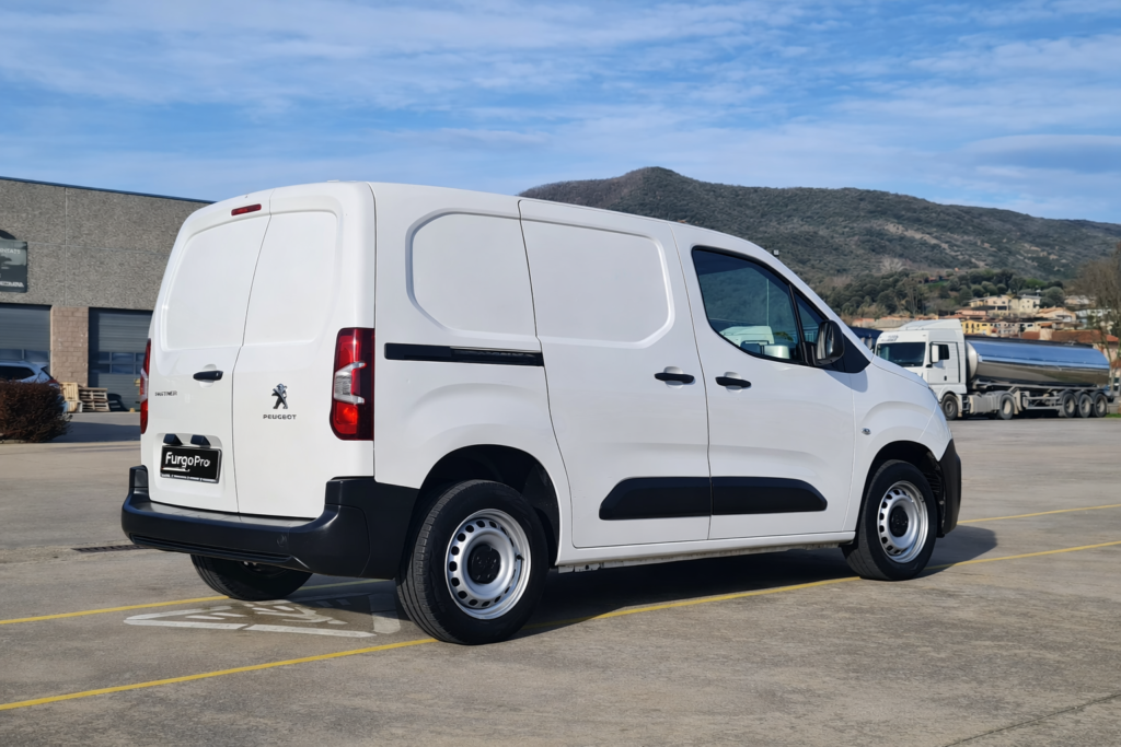 Peugeot Partner blanca de segunda mano vista lateral trasera en parking exterior lista para trabajar
