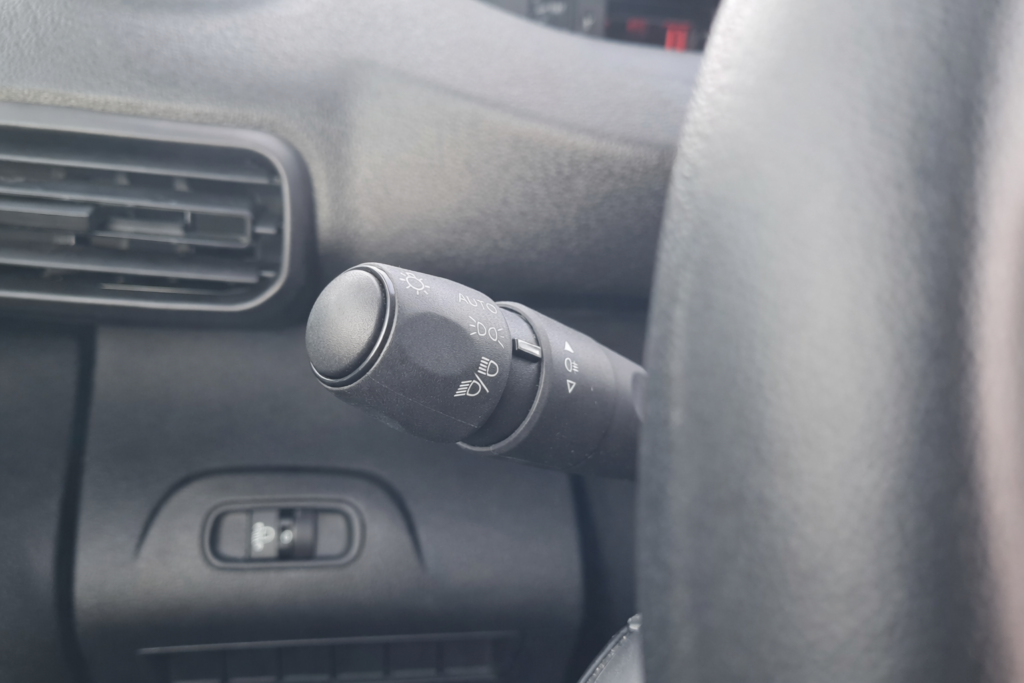 Detalle del mando de luces de Peugeot Partner de segunda mano en cabina profesional