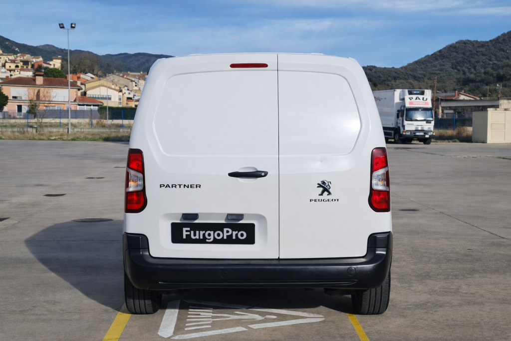 Peugeot Partner blanca de segunda mano vista trasera en parking exterior lista para trabajar