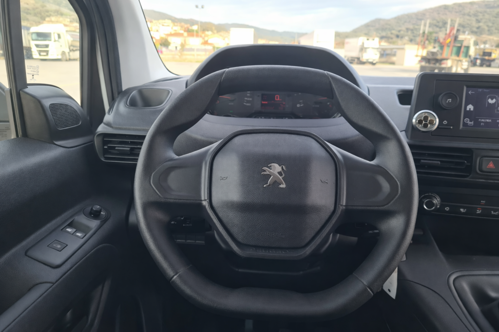Volante y cuadro de instrumentos de Peugeot Partner de segunda mano en cabina profesional lista para trabajar FurgoPro