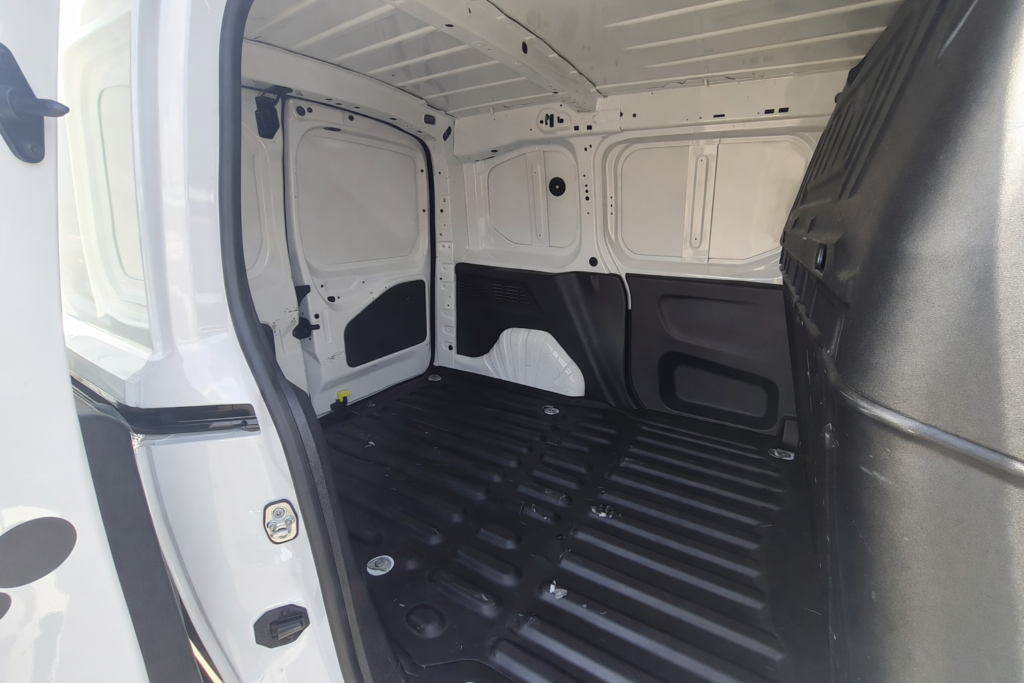 Zona de carga de Peugeot Partner de segunda mano con suelo protegido y espacio amplio lista para trabajar FurgoPro