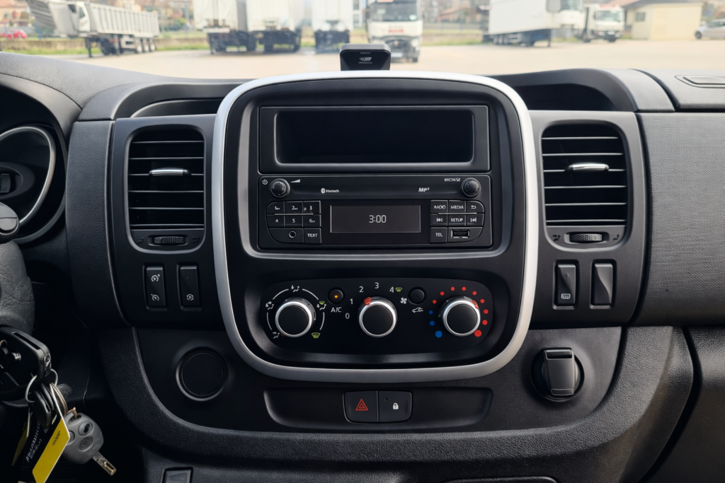 Quadre de comandament i controls d’una Renault Trafic amb sistema de ràdio i climatització
