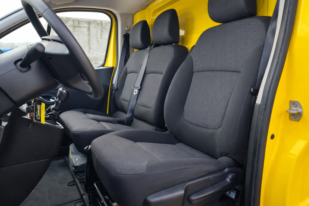 Seients davanters d’una Renault Trafic en bon estat i ben nets

