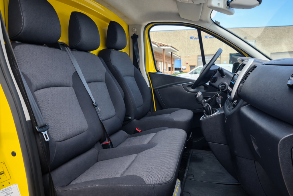 Interior de la cabina d’una Renault Trafic amb els seients en molt bon estat