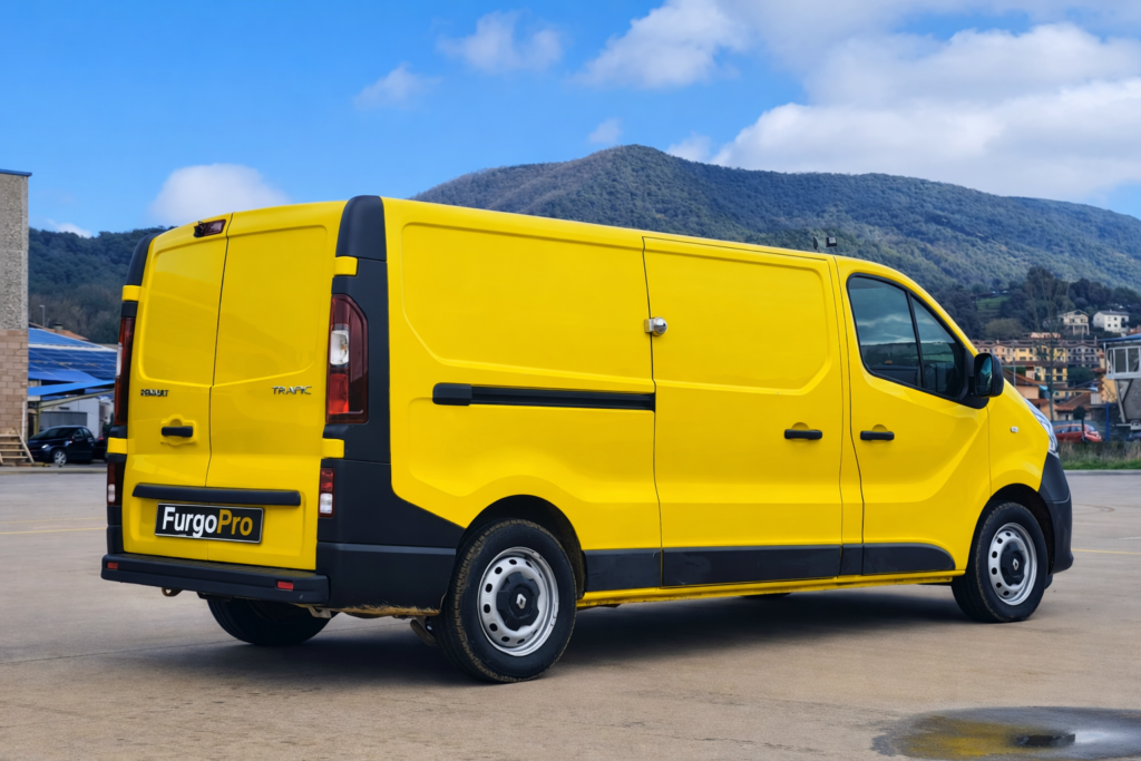 Vista lateral d’una Renault Trafic de segona mà en molt bon estat, a punt per treballar
