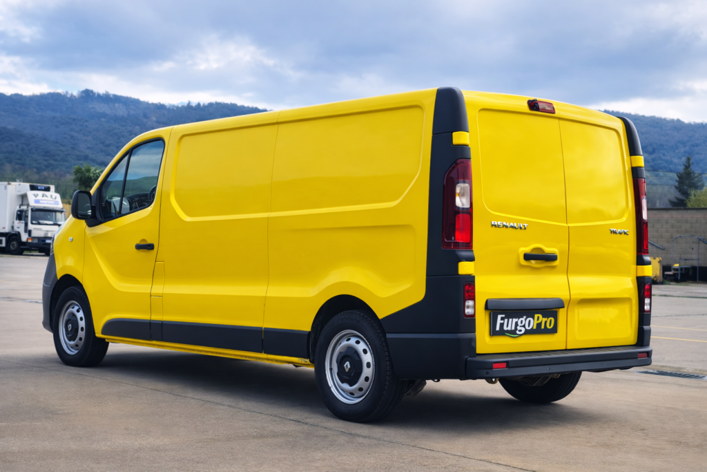 Part posterior d’una furgoneta industrial Renault Trafic
