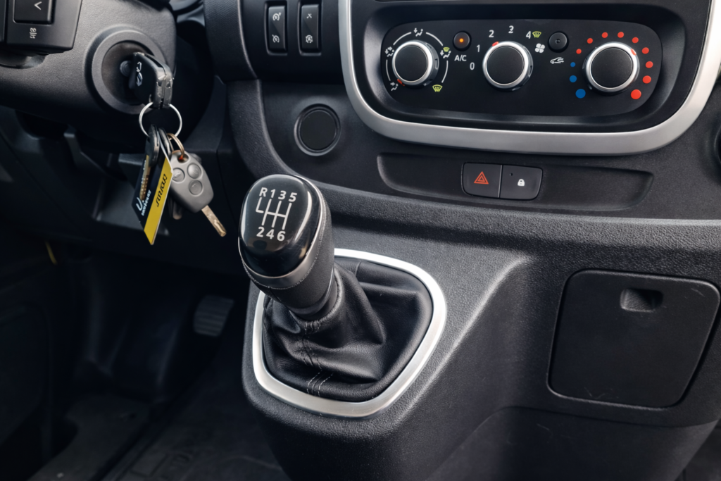 Canvi manual d’una Renault Trafic en bon estat, amb l’interior molt net
