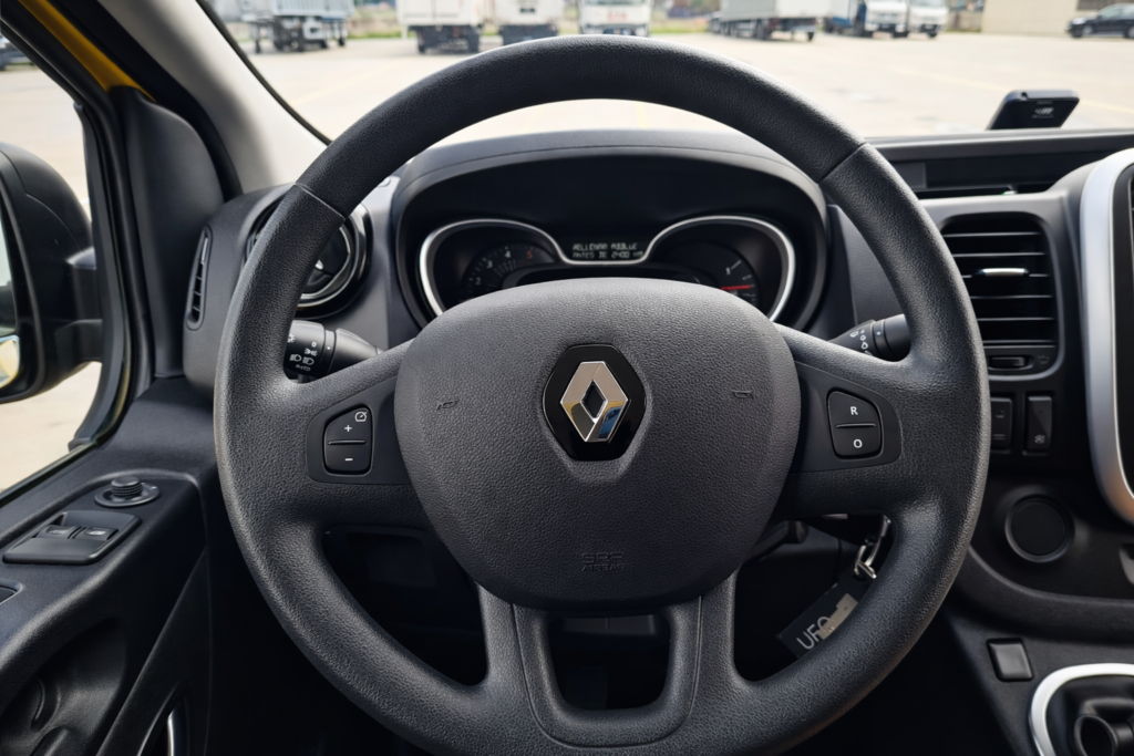 Volant d’una Renault Trafic furgó de segona mà, a punt per treballar

