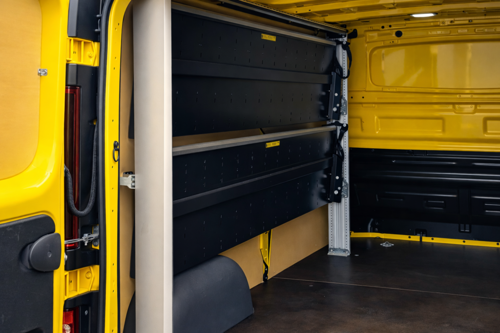 Interior amb prestatgeries professionals per guardar eines de treball