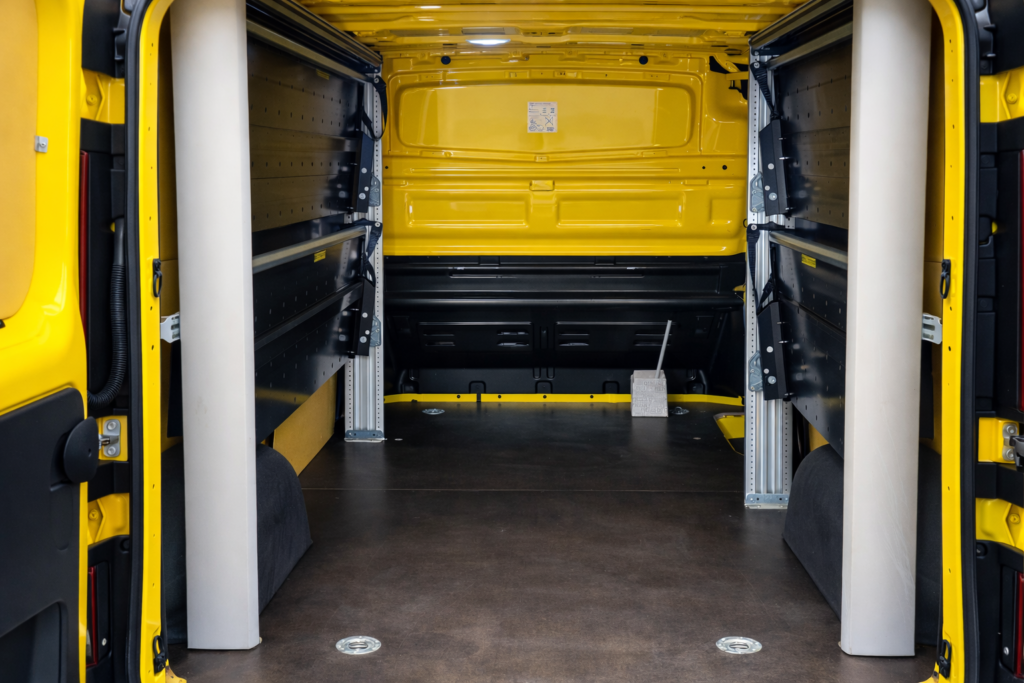 Zona de càrrega àmplia d’una Renault Trafic equipada per a ús professional

