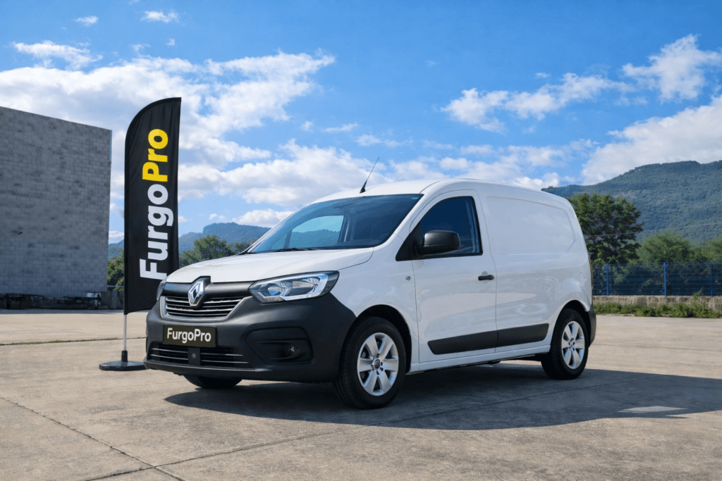 renault kangoo 2022 furgoneta pequena de carga segunda mano fondo garrotxa con bandera furgopro y matricula furgopro lista para trabajar