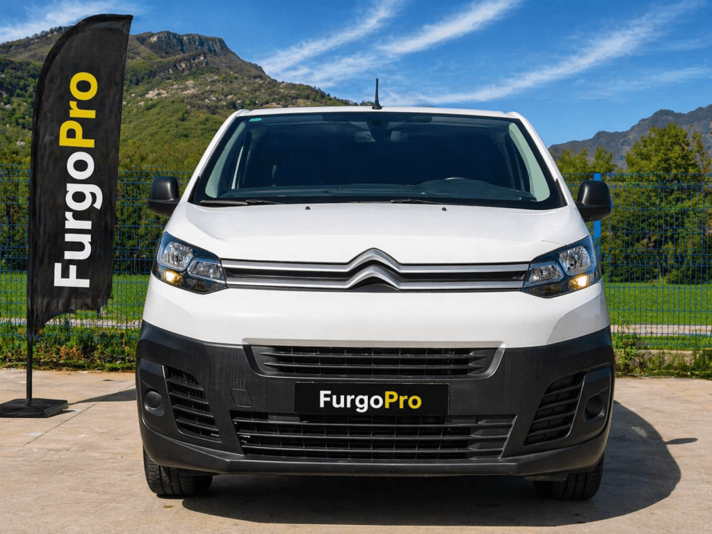 furgoneta citroen jumpy furgon industrial  blanca segunda mano vista frontal con fondo profesional furgo pro bandera negra y placa furgo pro