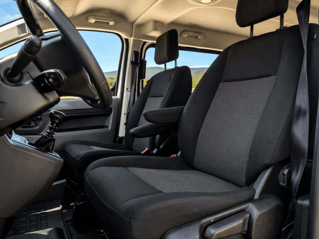 interior citroen jumpy segunda mano asientos delanteros en perfecto estado vista conductor profesional limpio