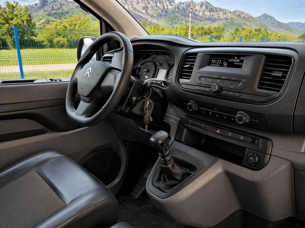 interior completo cabina citroen jumpy segunda mano con volante salpicadero y cambio manual en estado limpio y profesional furgo pro