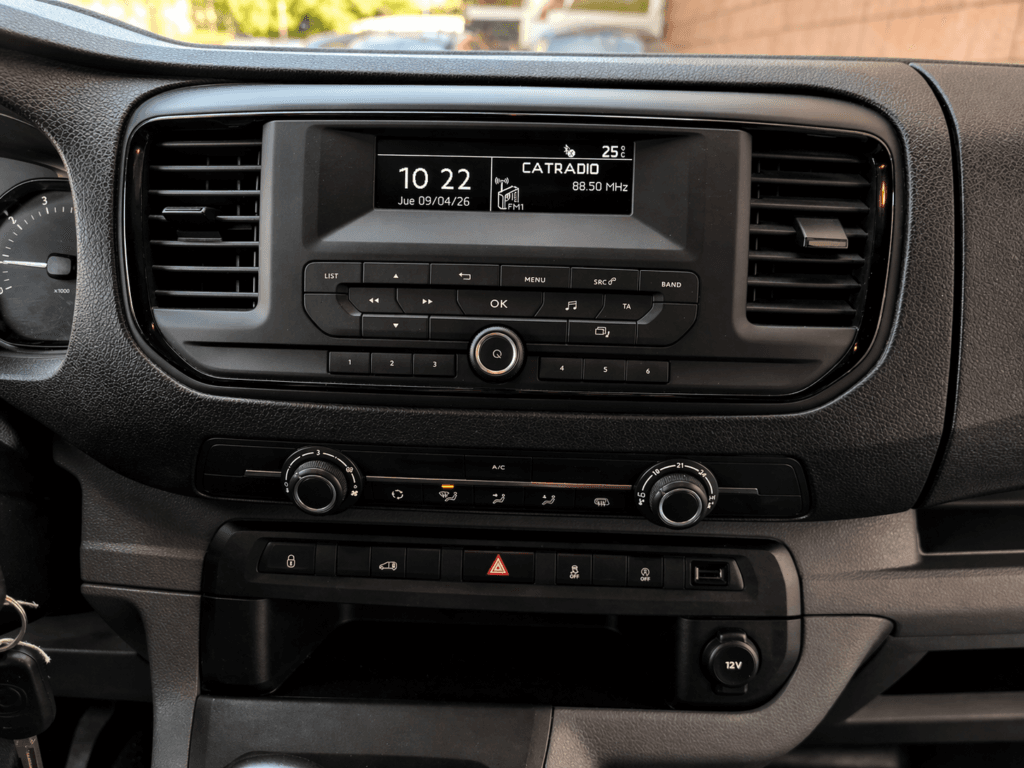 sistema de radio y salpicadero citroen jumpy segunda mano con controles funcionales y pantalla central limpia estilo furgo pro