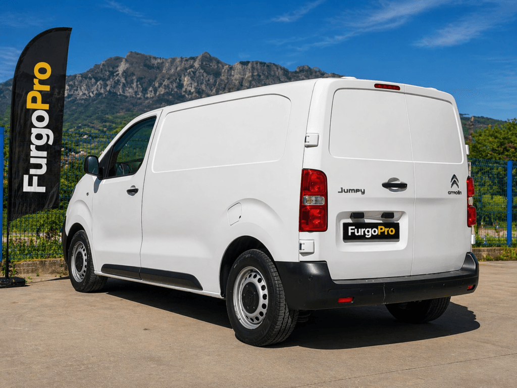 furgoneta citroen jumpy industrial 3 plazas blanca segunda mano vista trasera lateral con fondo profesional furgo pro bandera negra y placa furgo pro