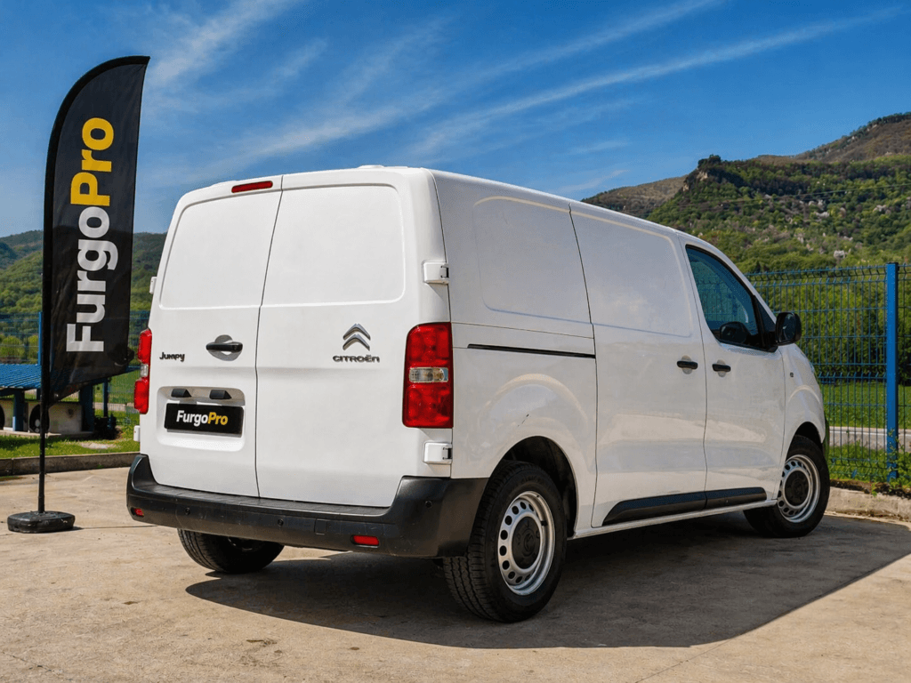 furgoneta citroen jumpy furgon industrial blanca segunda mano vista trasera lateral con fondo profesional furgo pro bandera negra y placa furgo pro