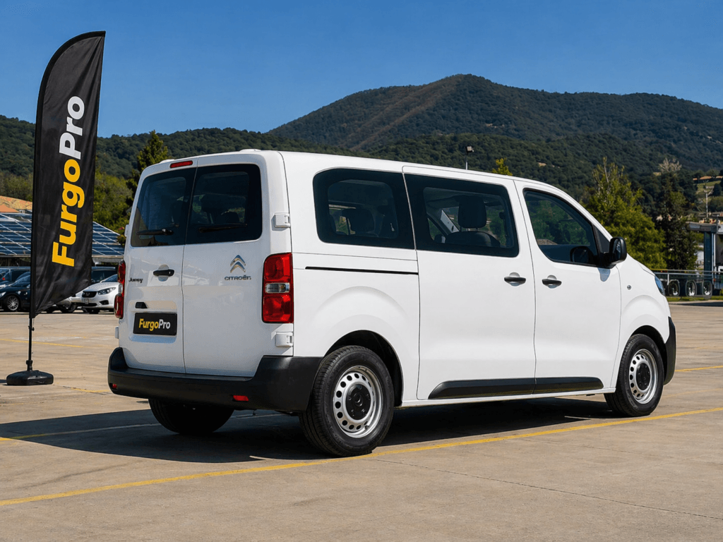 citroen jumpy mixta 8 plazas blanca segunda mano vista trasera lateral en parking con bandera furgopro y matricula personalizada