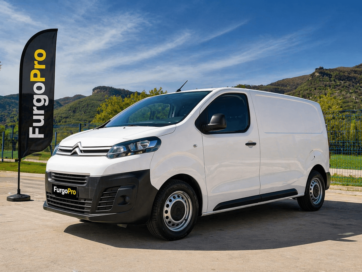 furgoneta citroen jumpy furgon blanca segunda mano vista frontal con fondo profesional furgo pro bandera negra y placa furgo pro