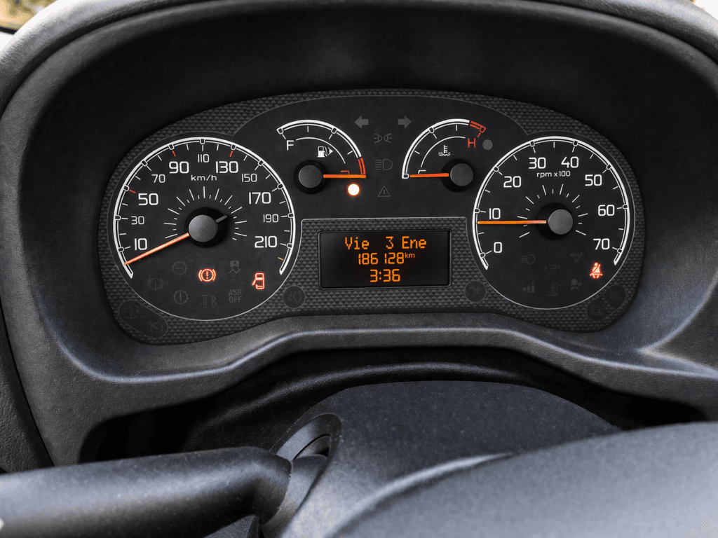 Cuadro de instrumentos Fiat Fiorino 2016 con kilometros 186128 km en furgon segunda mano en Girona listo para trabajar