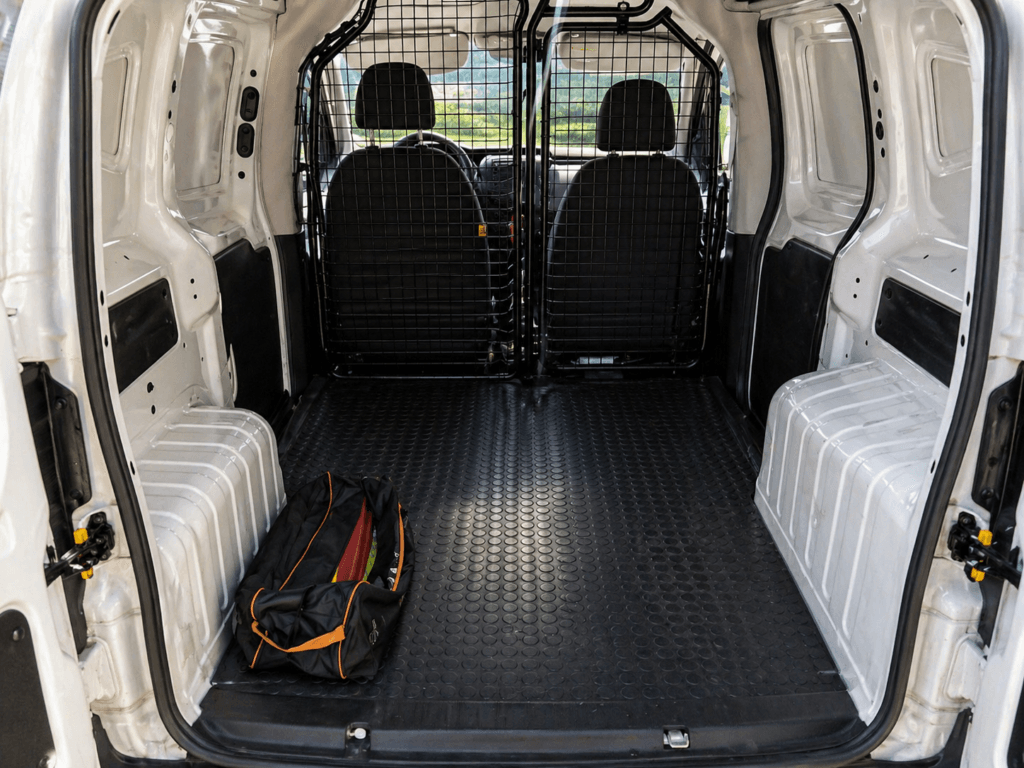 Zona de carga Fiat Fiorino 2016 furgon segunda mano en Girona espaciosa y preparada para trabajo diario con separador y suelo protegido