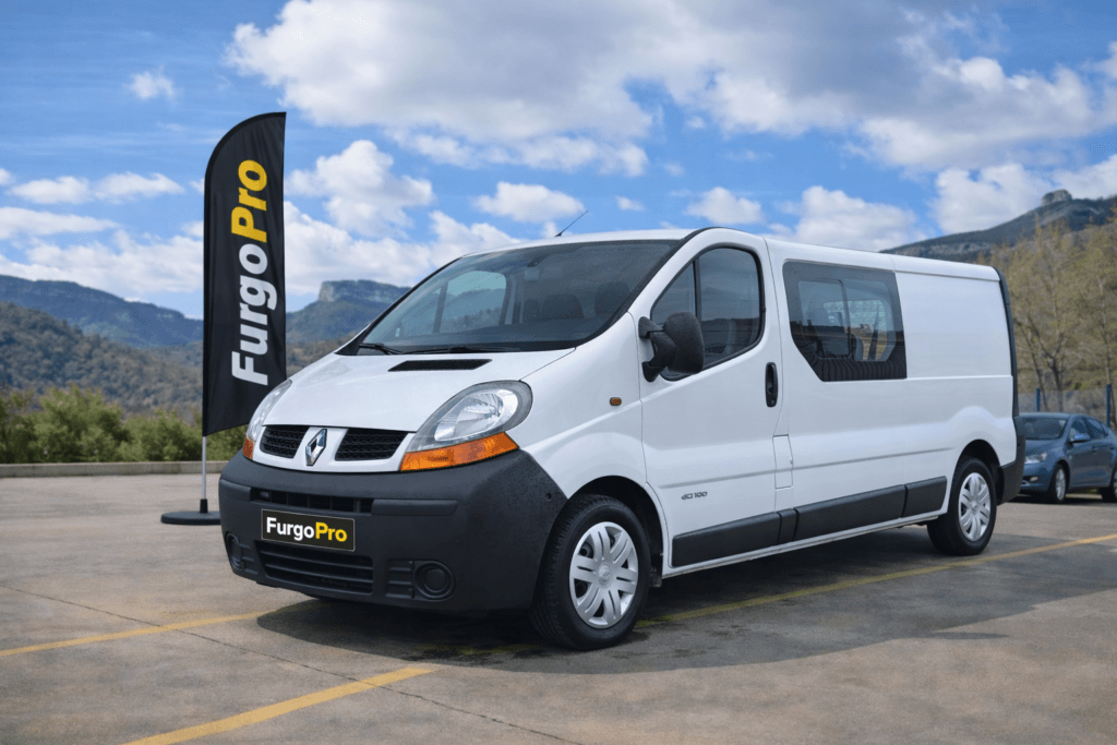 renault trafic 6 plazas talla mediana de segunda mano en parquing para vender