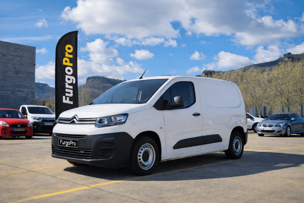 furgoneta pequeña citroen berlingo en parquing