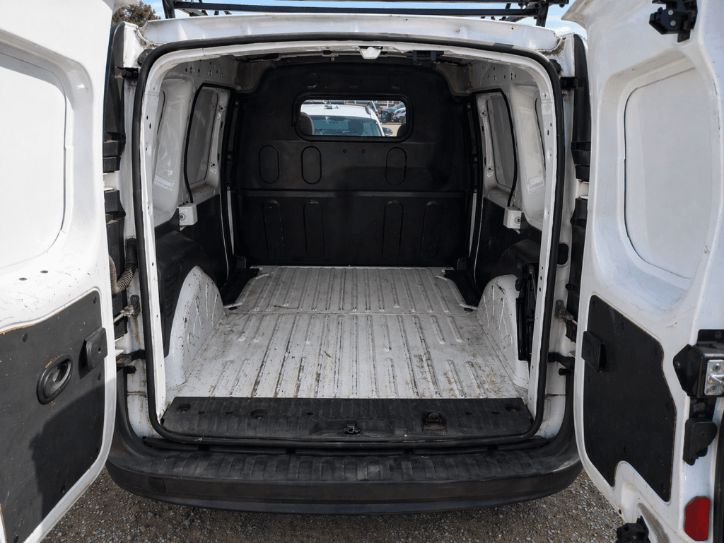 interior de la caja de una renault kangoo furgon del 2016 con pocos km