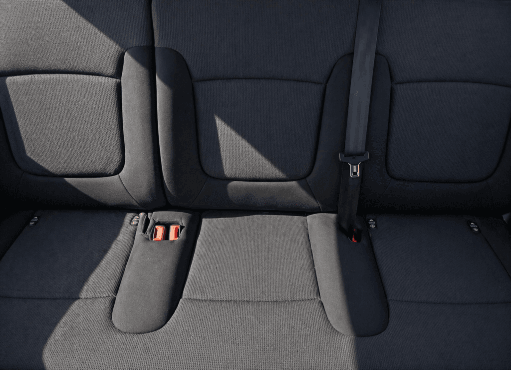 Asientos traseros limpios de furgoneta de segunda mano con tapicería en buen estado y sistema ISOFIX
