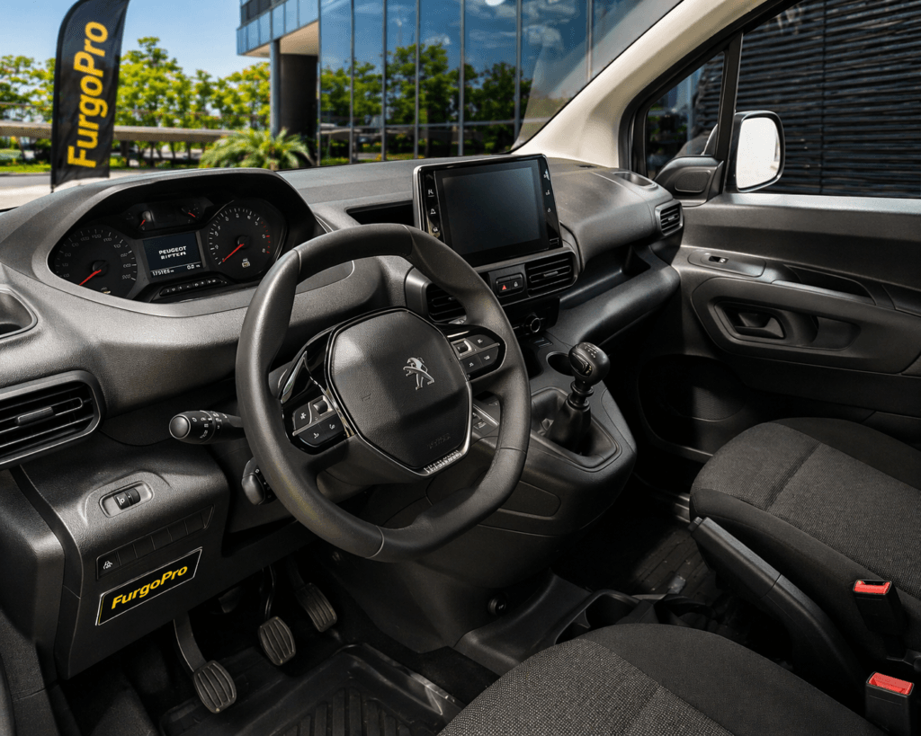 interior peugeot rifter 2023 segunda mano en girona con volante multifuncion pantalla central y cambio manual en excelente estado
