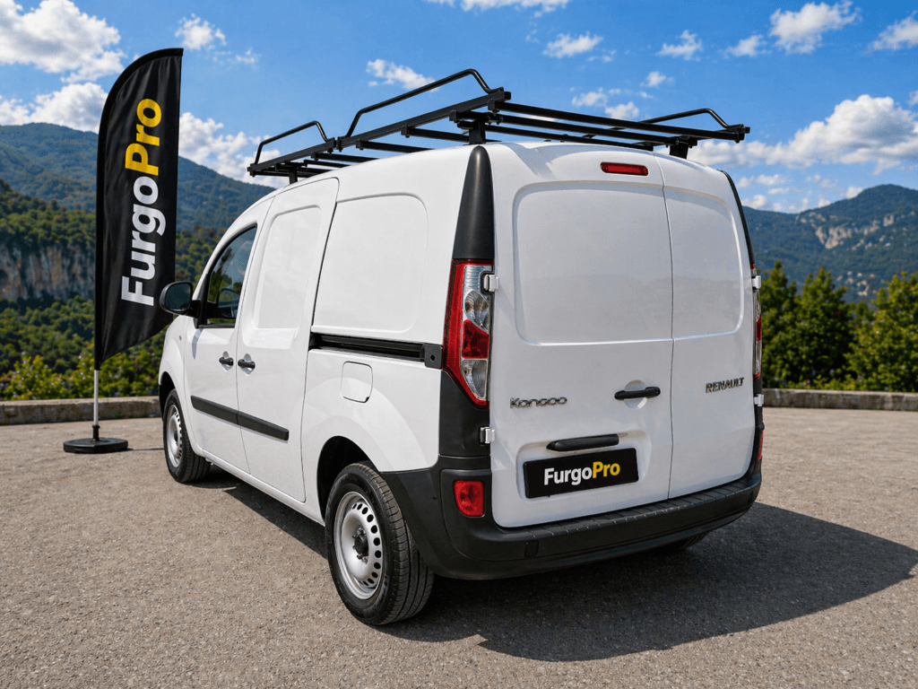 renault kangoo furgon blanca de segunda mano vista trasera lateral con fondo natural y bandera furgopro estilo profesional listo para trabajar