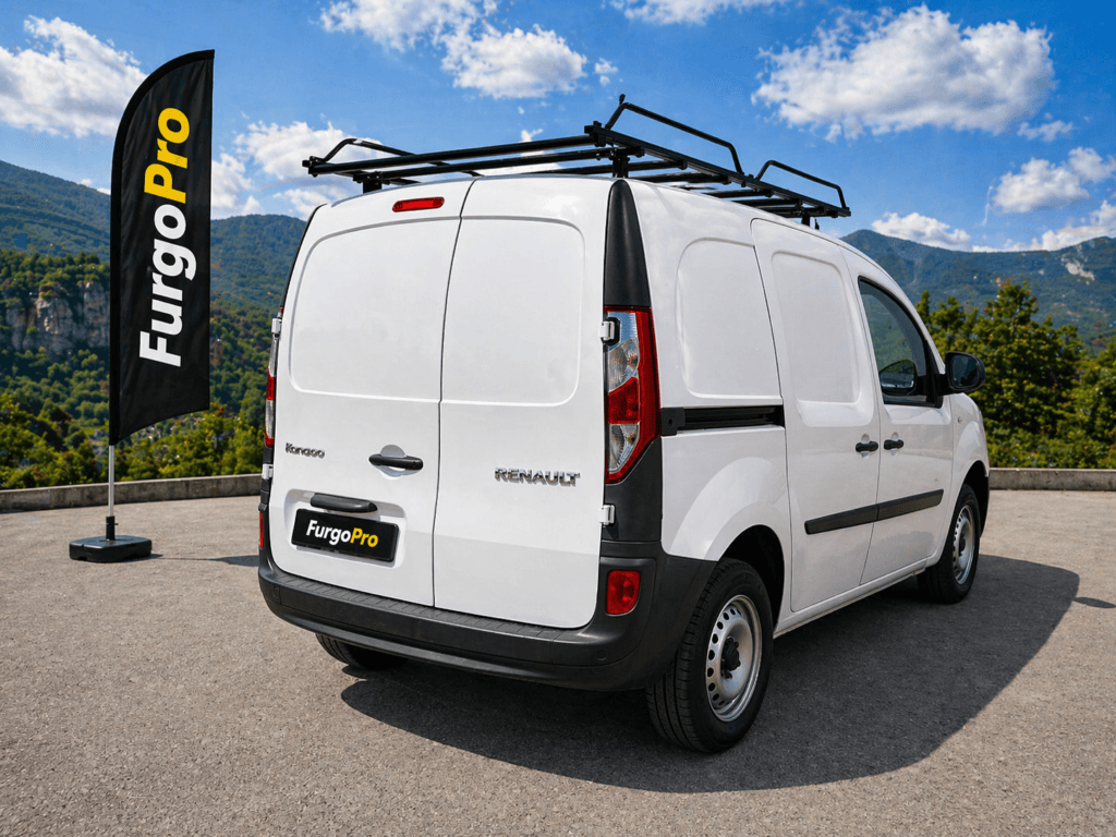 renault kangoo blanca de segunda mano vista trasera con fondo natural y bandera furgopro estilo profesional listo para trabajar