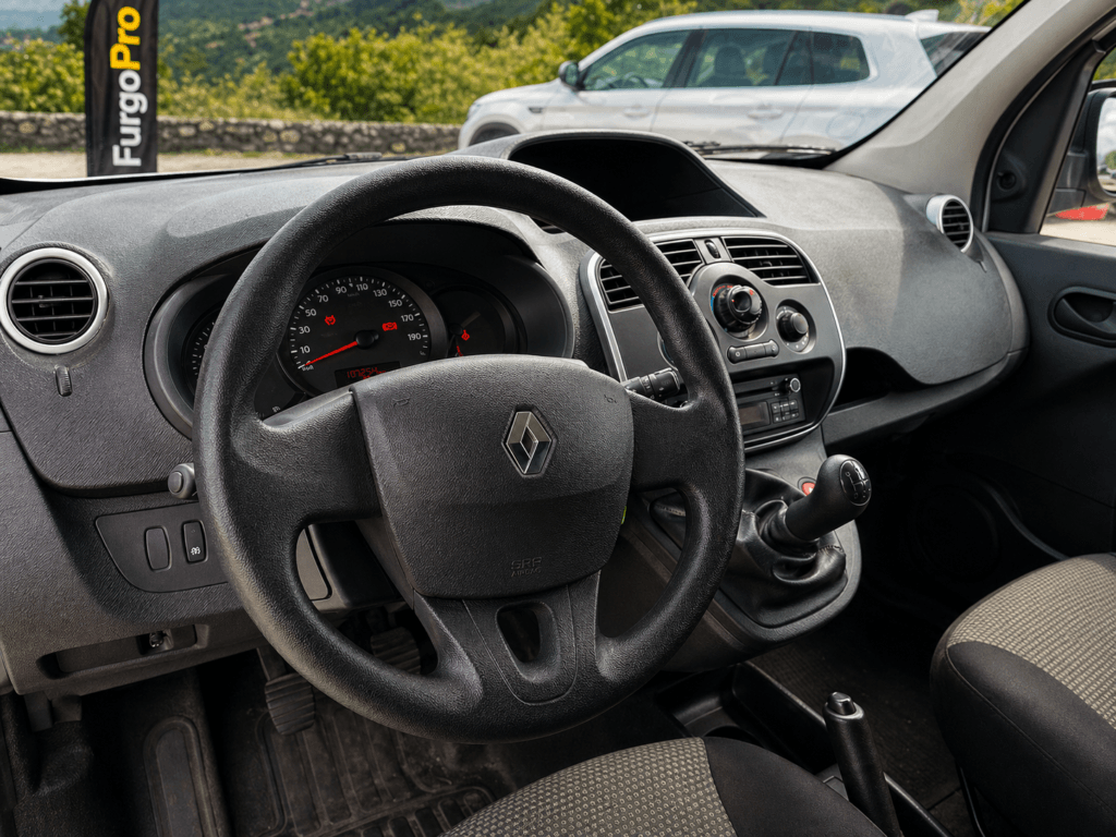 interior renault kangoo express de segunda mano con volante salpicadero y cambio manual en estado funcional listo para trabajar