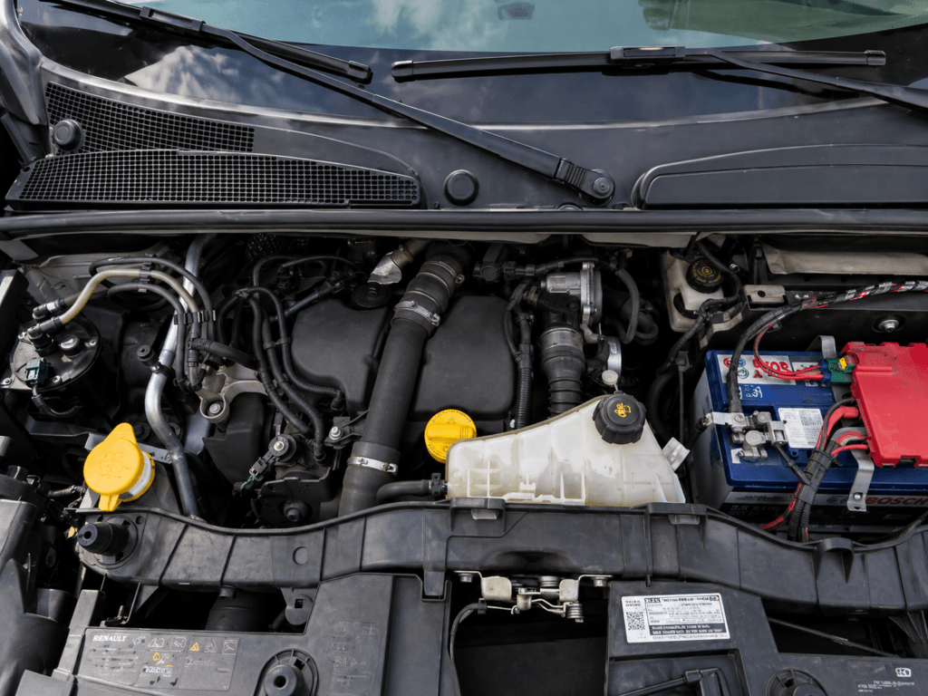 motor renault kangoo de segunda mano en buen estado con componentes visibles y listo para trabajar