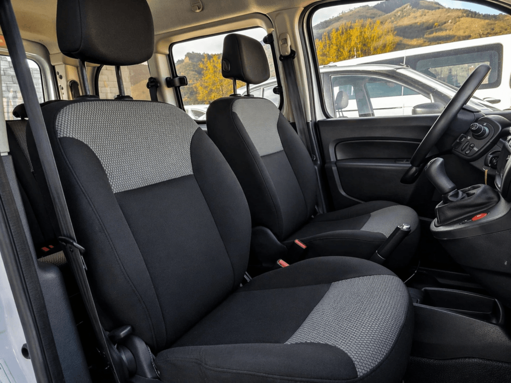 asientos delanteros de renault kangoo combi 2019 de segunda mano en barcelona interior amplio y limpio ideal para trabajo diario