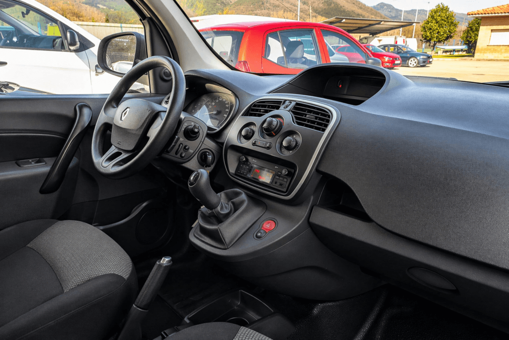 interior delantero de renault kangoo combi 2019 de segunda mano en barcelona con cambio manual y cabina limpia lista para trabajar