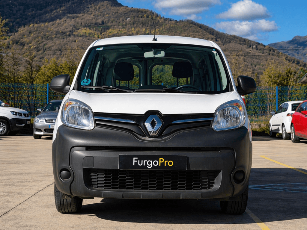 vista frontal de renault kangoo combi 2019 de segunda mano en girona con matricula furgo pro furgoneta versatil de 5 plazas lista para trabajar