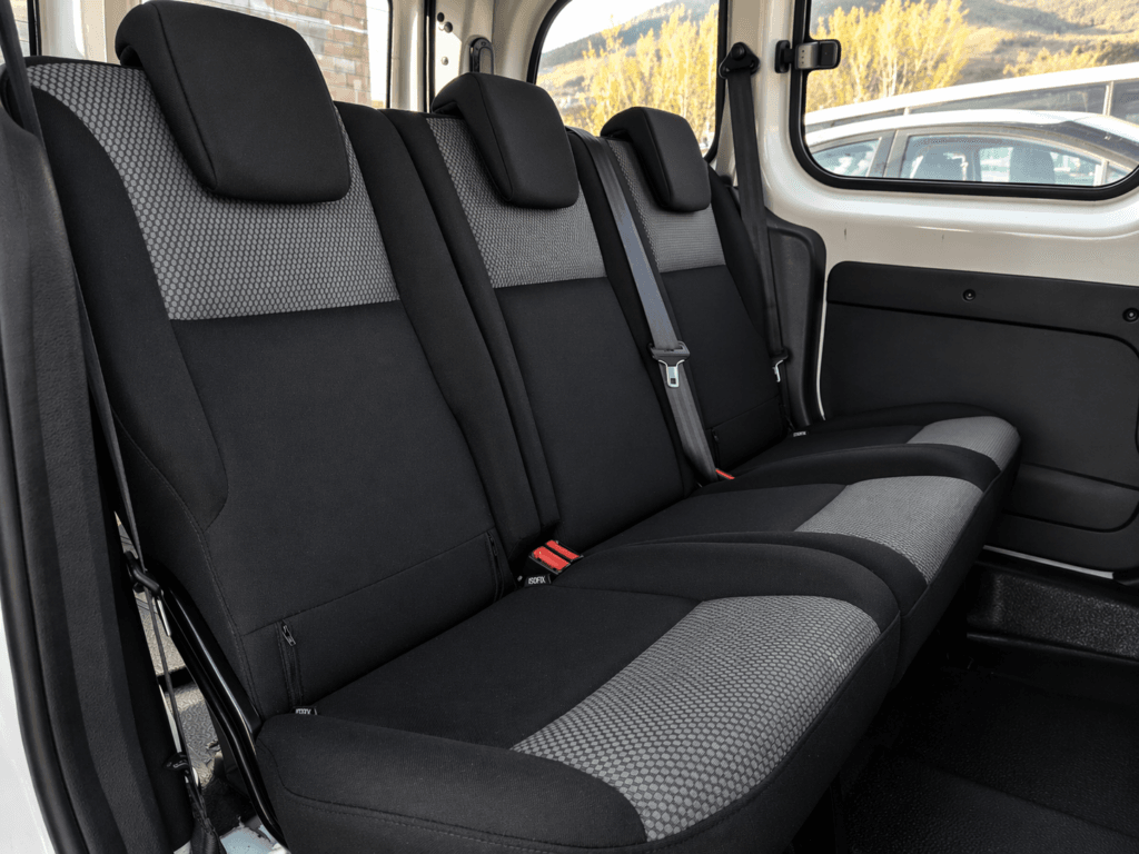 asientos traseros de renault kangoo combi 2019 de segunda mano en  5 plazas interior amplio y versatil listo para trabajar