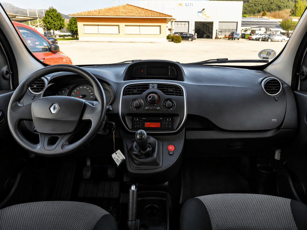 salpicadero completo de renault kangoo combi 2019 de segunda mano en girona interior funcional y espacioso listo para trabajar