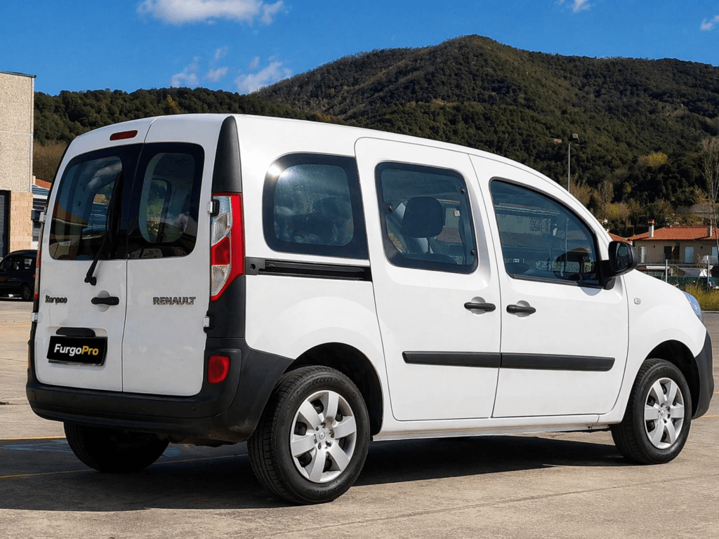 vista lateral trasera de renault kangoo combi 2019 de segunda mano con matricula furgo pro furgoneta versatil de 5 plazas lista para trabajar