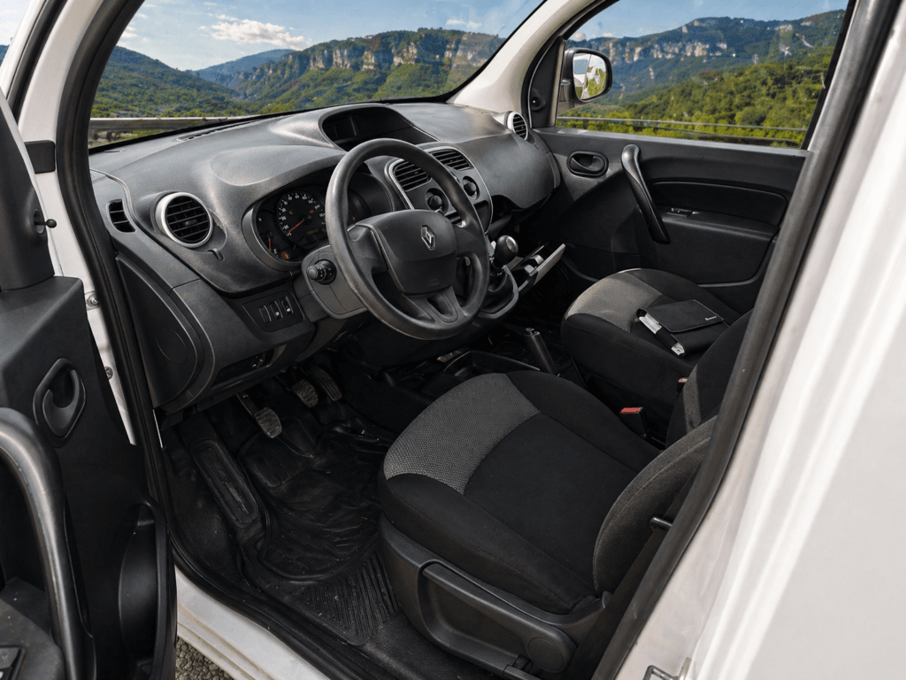 renault kangoo express blanca profesional blue dci 80cv en girona vista interior volante y asientos delanteros