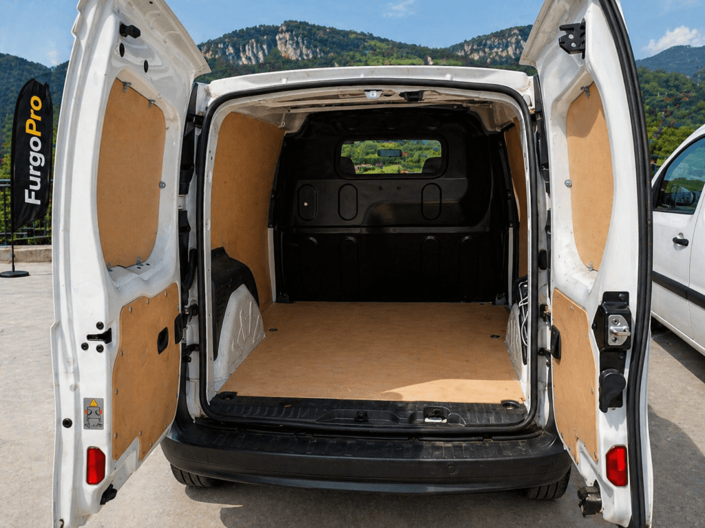 zona de carga renault kangoo express blanca profesional blue dci 80cv en girona con puertas traseras abiertas y fondo montañas garrotxa estilo furgopro