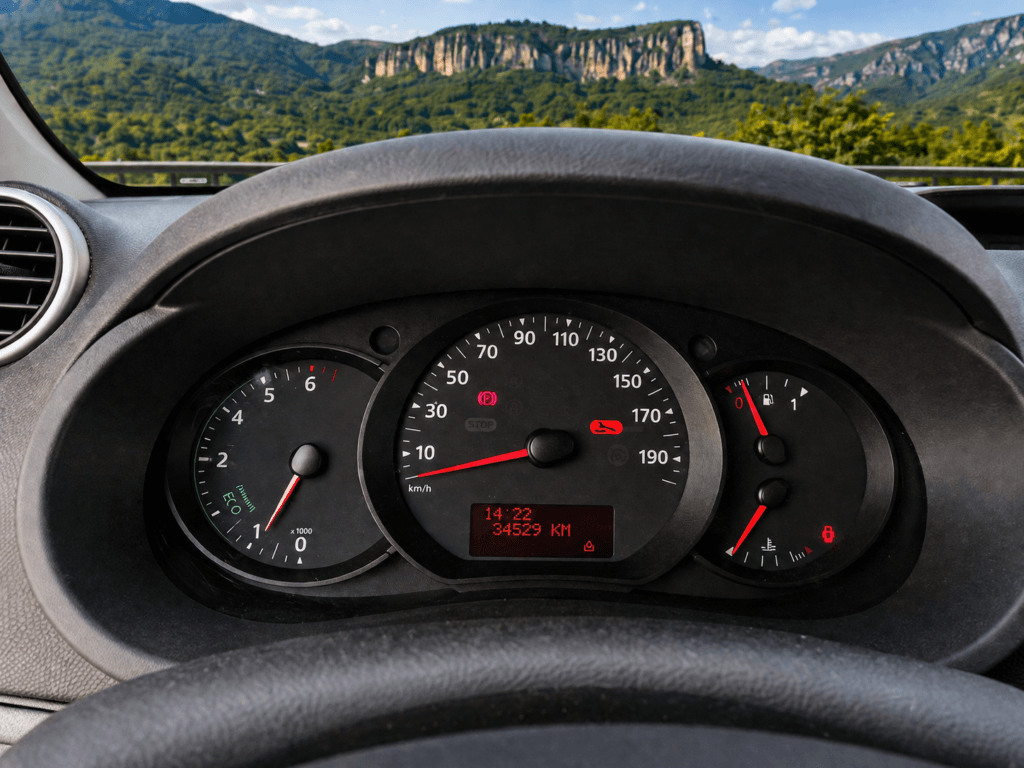 cuadro de instrumentos renault kangoo express profesional blue dci 80cv en girona con kilometros y fondo montañas garrotxa estilo furgopro
