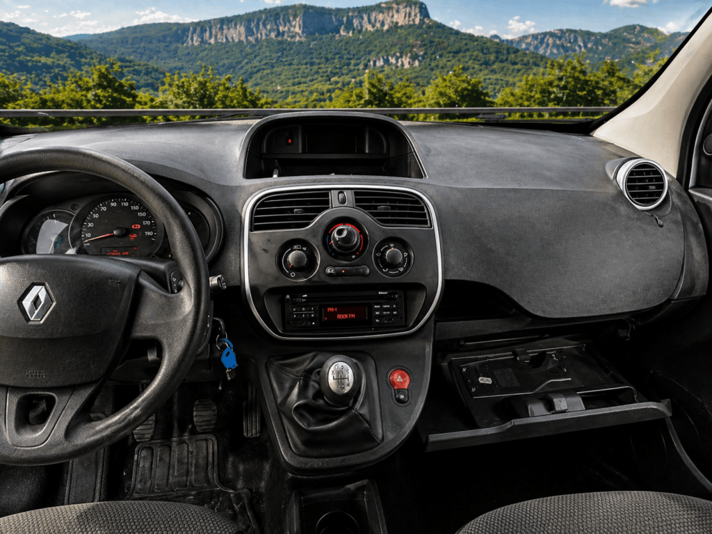 interior salpicadero renault kangoo express profesional blue dci 80cv en girona con vista frontal y fondo montañas garrotxa estilo furgopro