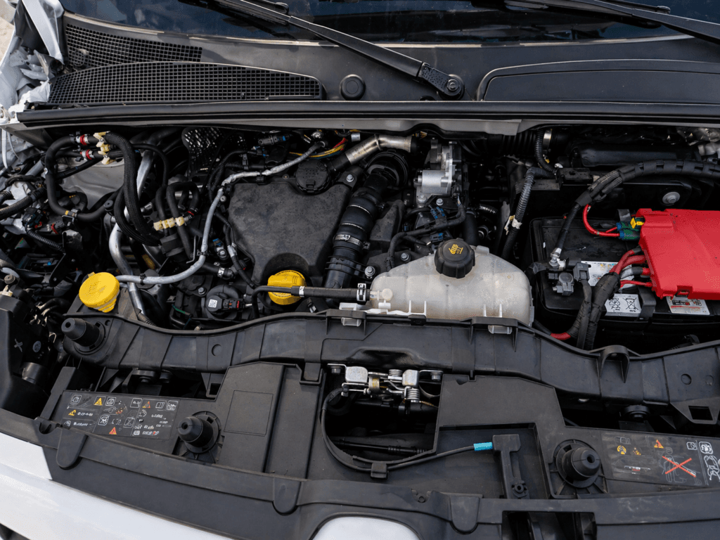 motor renault kangoo express profesional blue dci 80cv en girona detalle vano motor limpio y revisado listo para trabajar estilo furgopro