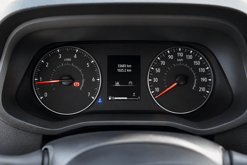 cuadro de instrumentos renault trafic segunda mano con kilometraje visible interior limpio y profesional listo para trabajar