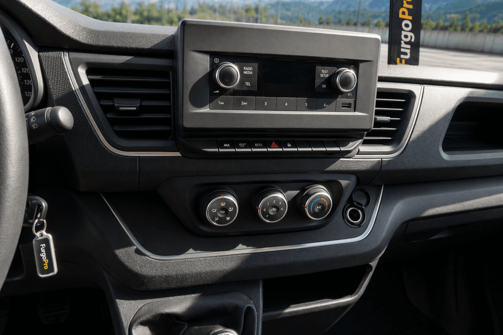 salpicadero central renault trafic 9 plazas de segunda mano con sistema multimedia y controles en interior profesional listo para trabajar