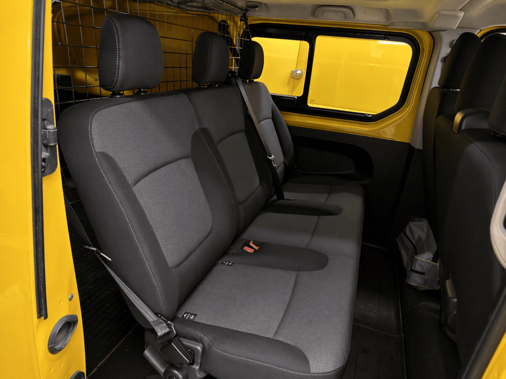 renault trafic mixta larga 6 plazas 2021 segunda mano en girona detalle asientos traseros con amplio espacio y separador de carga ideal para trabajo y equipo